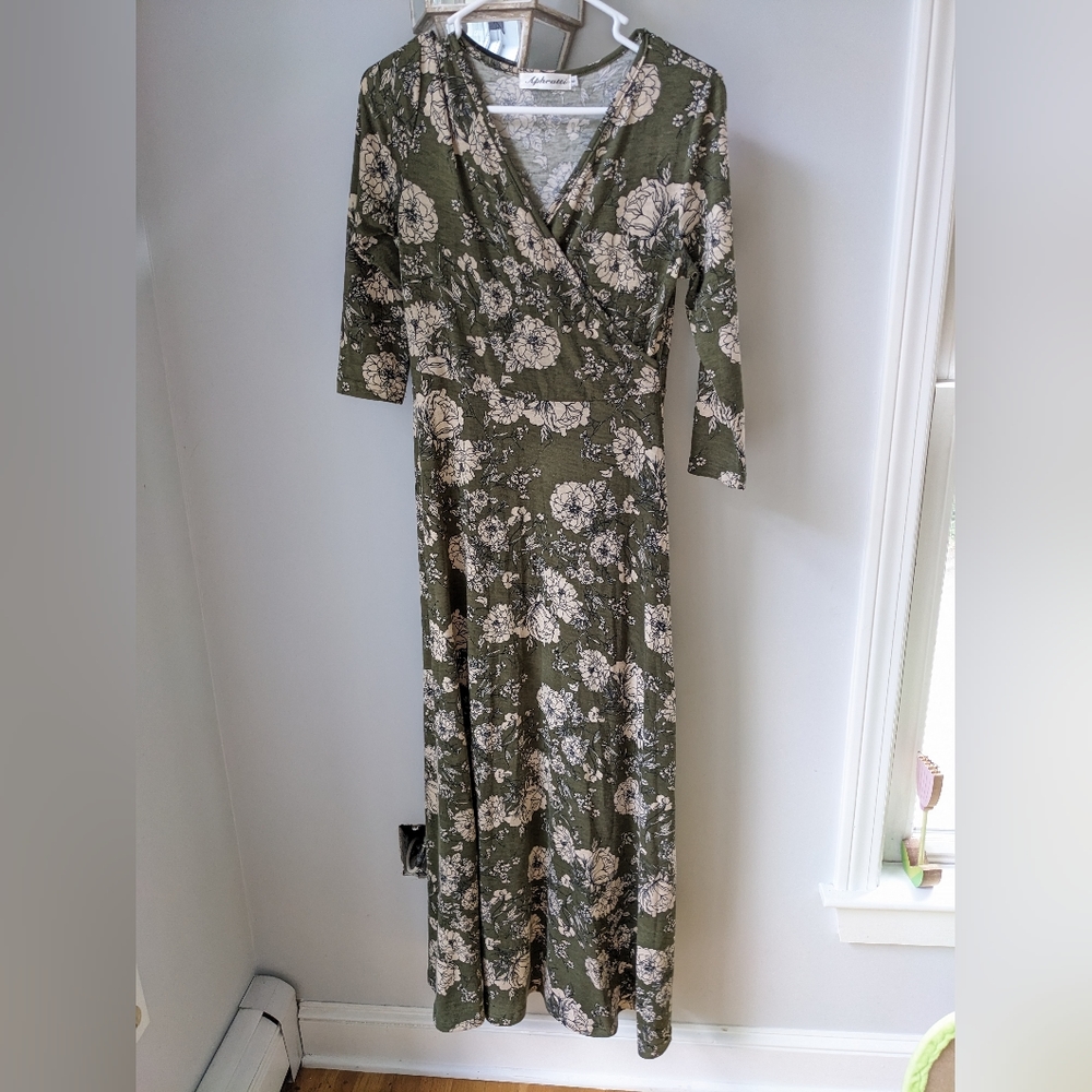 Floor length, olive green maxi dress. Quarter length sleeve. Size small.